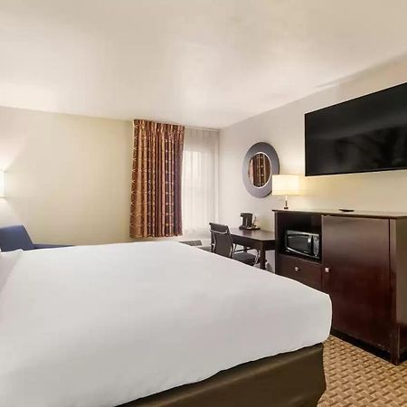 Clarion Pointe Hotel Abingdon Bagian luar foto