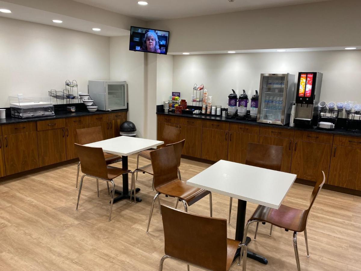 Clarion Pointe Hotel Abingdon Bagian luar foto