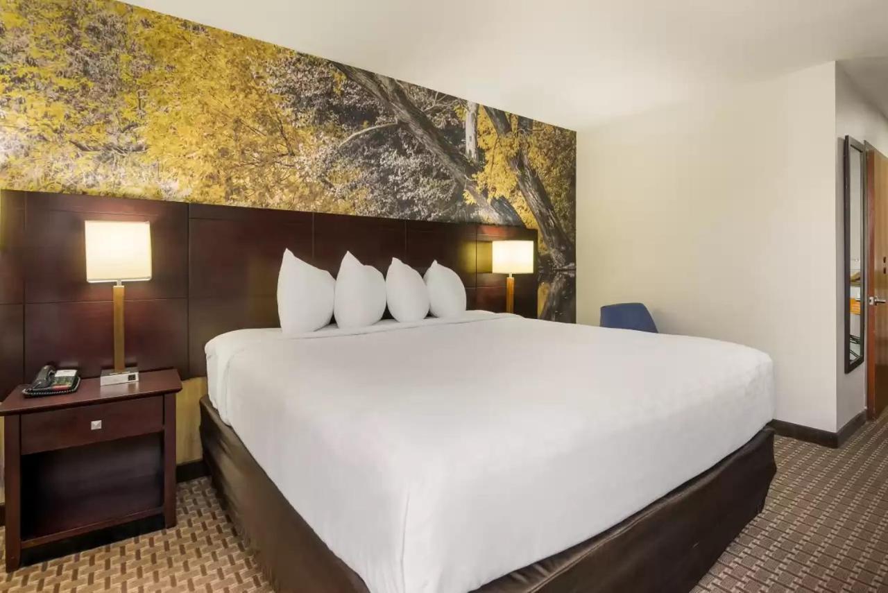 Clarion Pointe Hotel Abingdon Bagian luar foto